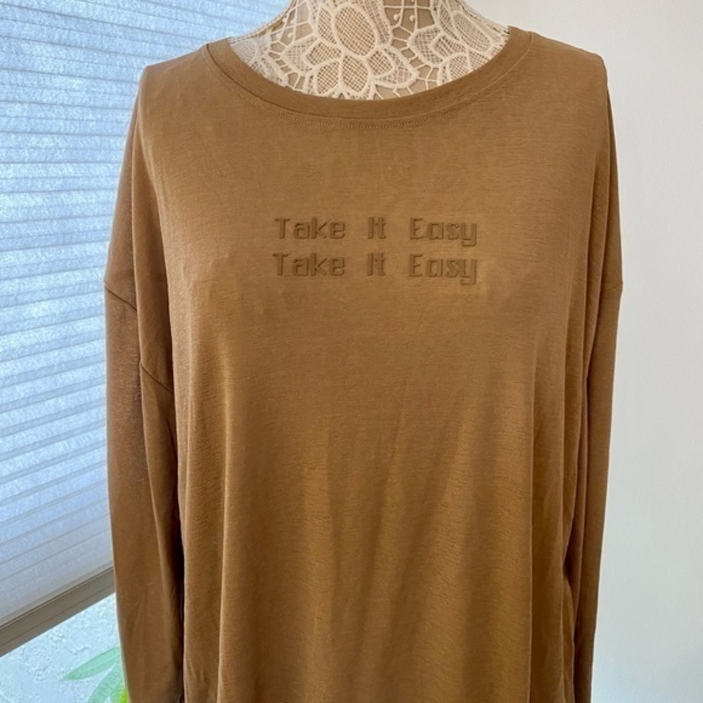 🌸S103 - Daisy Take It East Slogan T-shirt NWOT🤎